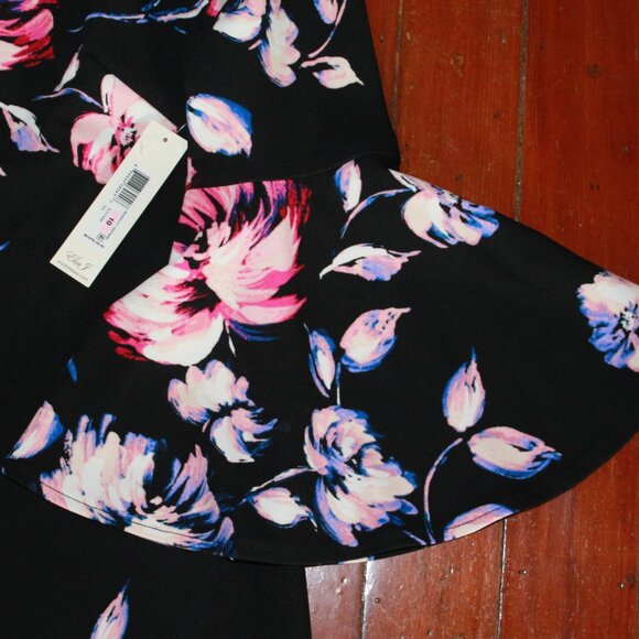 Beautiful Eliza J thigh length dress with bell 3/4 length sleeves - Picture 3 of 4